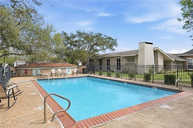 Great location near downtown, hospitals and shopping. This roomy - photo 33