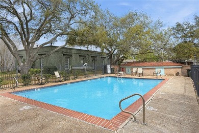 Great location near downtown, hospitals and shopping. This roomy - photo 34
