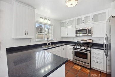Welcome to this charming two-bedroom, two-bathroom home ideally - photo 2