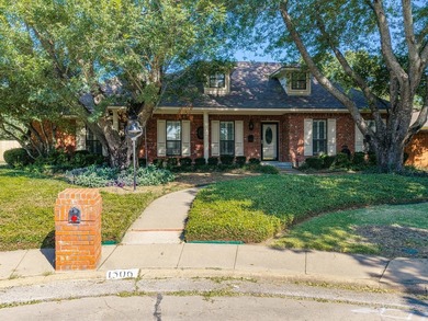 Nestled on over a third of an acre in a quiet cul-de-sac, this - photo 3