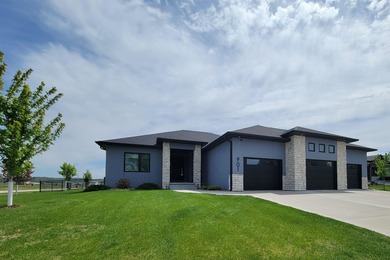 QUALITY CUSTOM BUILT HOME in 2022. THIS home is better than new - photo 1
