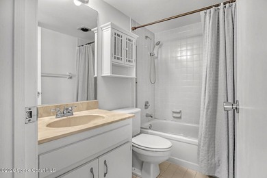 RIVERFRONT LIVING AT ITS FINEST! This stunning ground floor - photo 32