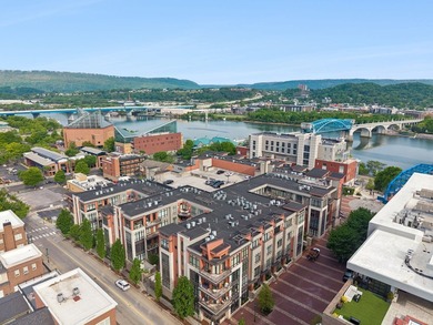 Beautifully updated 1-bedroom, 1-bath condo in downtown - photo 1
