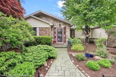 Lake Home Sale Pending in Lake Orion, Michigan