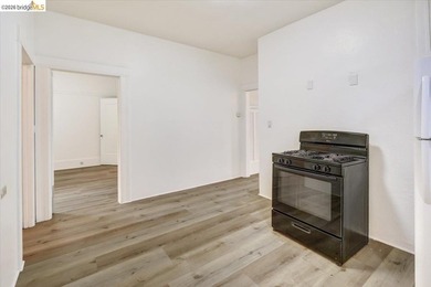 This occupied duplex is in a great location near Lake Merritt is - photo 6