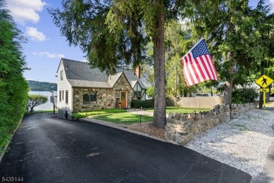 Lake Mohawk lakefront, picturesque 4-bedroom, 3-bathroom home - photo 4