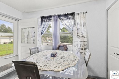 This well-cared-for 4 bedroom, 2 bathroom Warsaw home sits on a - photo 11