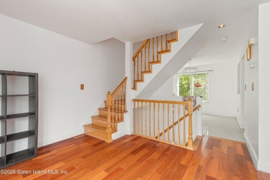 Excellent condition 4 Bedrooms 3 Bath End unit town house. Level - photo 11