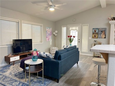 No land lease !!Located in the desirable Desert Greens community