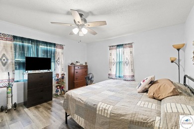 This well-cared-for 4 bedroom, 2 bathroom Warsaw home sits on a - photo 14
