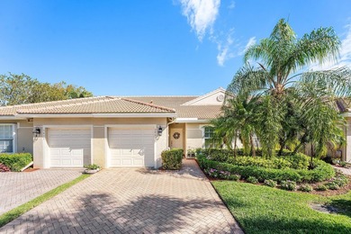 This beautifully updated lakefront villa blends timeless comfort - photo 1