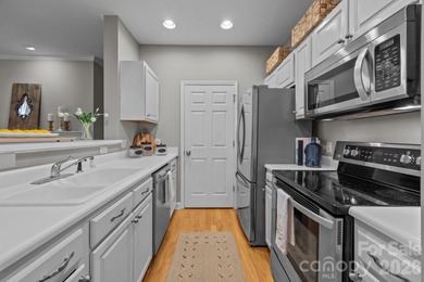 Charming 2 bedroom top story unit on Queens Road in the heart of