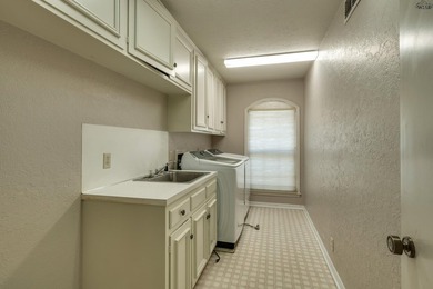 Spacious 3-bedroom, 2.5-bath home on a cul-de-sac near the - photo 30