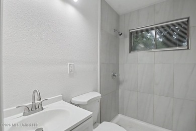 Completely renovated and move-in ready, this stunning 3-bedroom - photo 11