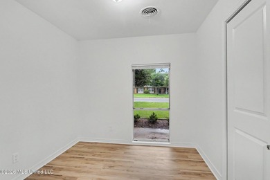 Completely renovated and move-in ready, this stunning 3-bedroom - photo 13