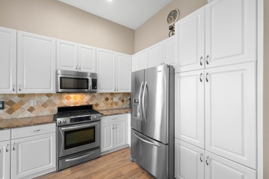 ***Chardonnay Model - Lake View! Move in Ready - 3 Bedroom, 2 - photo 14