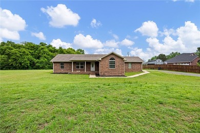 BACK ON THE MARKET - NO FAULT OF THE SELLERS! Don't miss this - photo 2