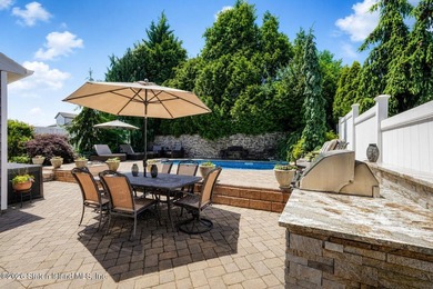 Gorgeous 4 bedroom, 4 bath, 2 Family Center Hall Colonial in - photo 38