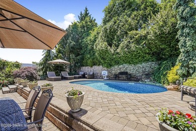 Gorgeous 4 bedroom, 4 bath, 2 Family Center Hall Colonial in - photo 39