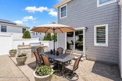 Gorgeous 4 bedroom, 4 bath, 2 Family Center Hall Colonial in - photo 40