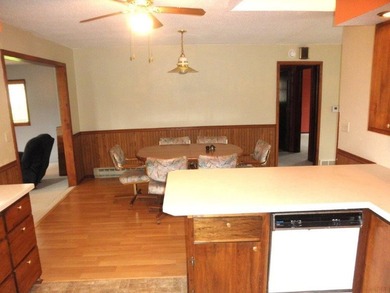 Attractive, South-facing Ranch home with main-floor laundry - photo 11