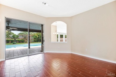 Awesome 3-bedroom, 3-bath pool home with a dedicated study in - photo 12