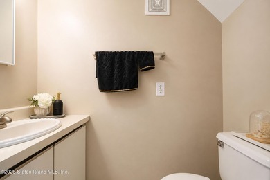 Welcome to this spacious and well-maintained two-bedroom condo - photo 13