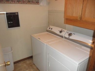 Attractive, South-facing Ranch home with main-floor laundry - photo 15