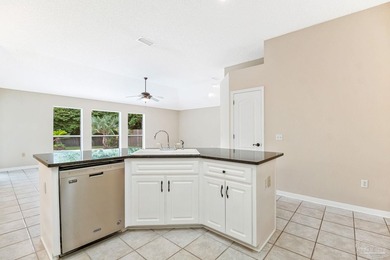 Awesome 3-bedroom, 3-bath pool home with a dedicated study in - photo 20