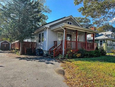 Investor Opportunity in Amityville! 2 bedroom, 1 bath ranch in - photo 1
