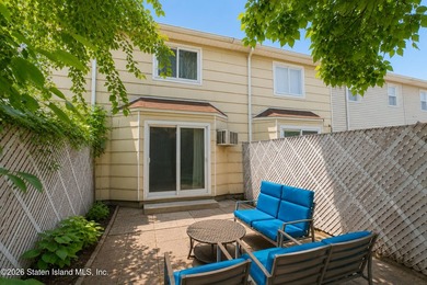 Welcome to this spacious and well-maintained two-bedroom condo - photo 24