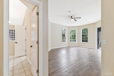 Awesome 3-bedroom, 3-bath pool home with a dedicated study in - photo 29