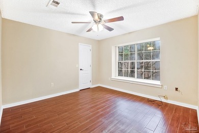 Awesome 3-bedroom, 3-bath pool home with a dedicated study in - photo 41