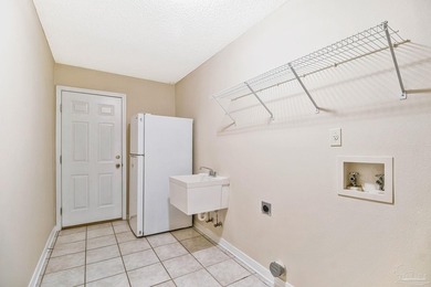Awesome 3-bedroom, 3-bath pool home with a dedicated study in - photo 46