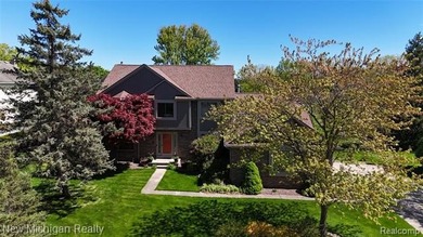 Beautiful home on a large interior lot backing to wooded commons - photo 2