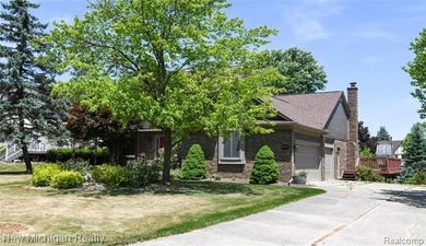 Beautiful home on a large interior lot backing to wooded commons - photo 3