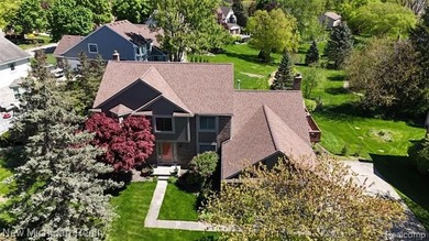 Beautiful home on a large interior lot backing to wooded commons - photo 4