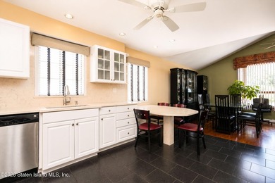 Highly desirable Eltingville location! Situated on a quiet - photo 13