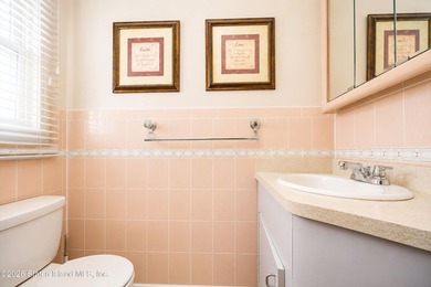 Highly desirable Eltingville location! Situated on a quiet - photo 22