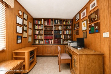 Highly desirable Eltingville location! Situated on a quiet - photo 26