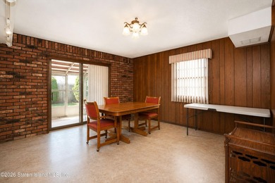 Highly desirable Eltingville location! Situated on a quiet - photo 29