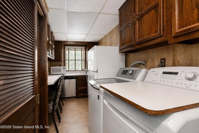 Highly desirable Eltingville location! Situated on a quiet - photo 32