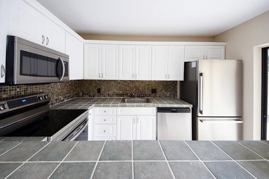 Bright and inviting 3-bedroom, 2.5-bath residence in a desirable - photo 12