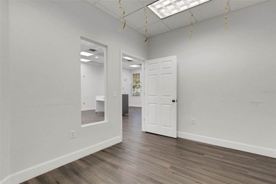 ** EIGHT BIG OFFICES WITH GREAT LOCATION, AWESOME OPEN-PLAN - photo 16