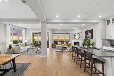 Life on Top of the World: Penthouse Living with Sweeping Bay and - photo 1