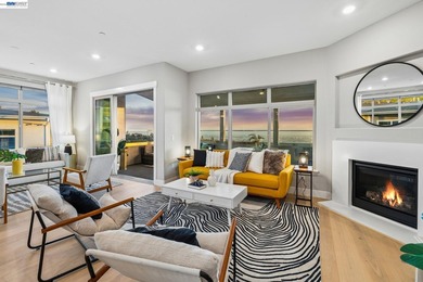 Life on Top of the World: Penthouse Living with Sweeping Bay and - photo 8