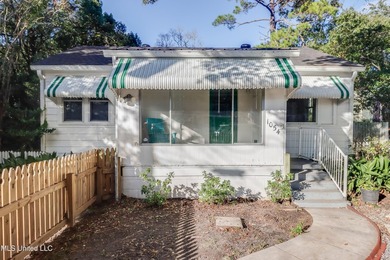 Income-producing Biloxi investment opportunity! This versatile - photo 2
