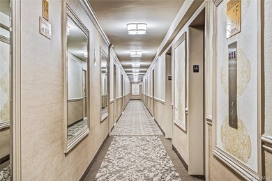 Beautifully Renovated Large 1 bedroom Deluxe (Jr. 4) in Luxury - photo 15