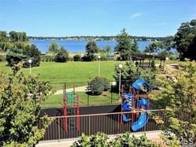 Beautifully Renovated Large 1 bedroom Deluxe (Jr. 4) in Luxury - photo 18