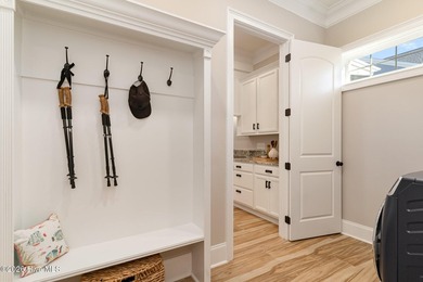 Elegant 3,003 sq ft home in gated community with custom design - photo 20